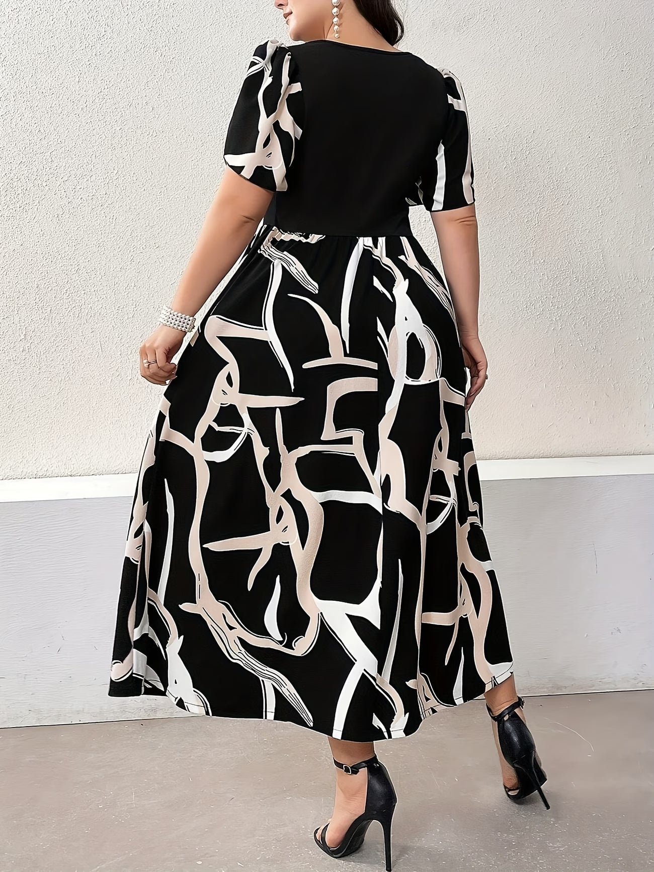 Plus Size Elegant Printed Summer Dress – Round Neck, Short Sleeve